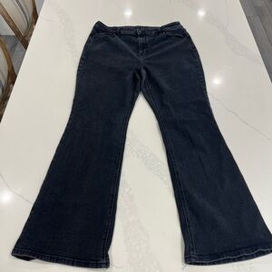 Old Navy flared/ bootcut Black Women's Jeans Size 16
Great condition!